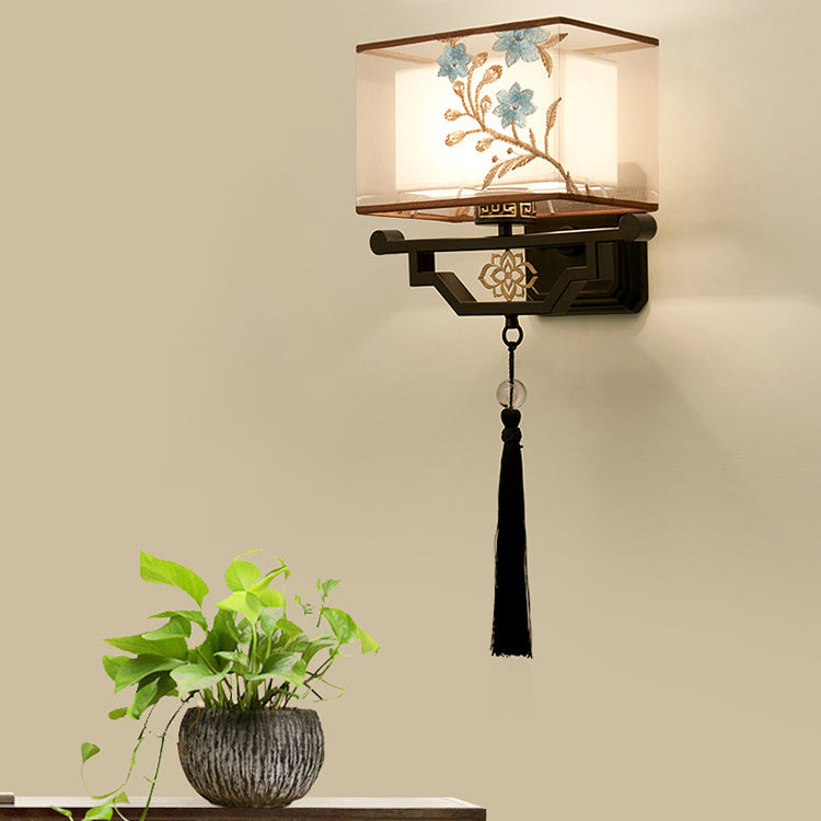 Classical Embroidered Iron Fabric Wall Lamp