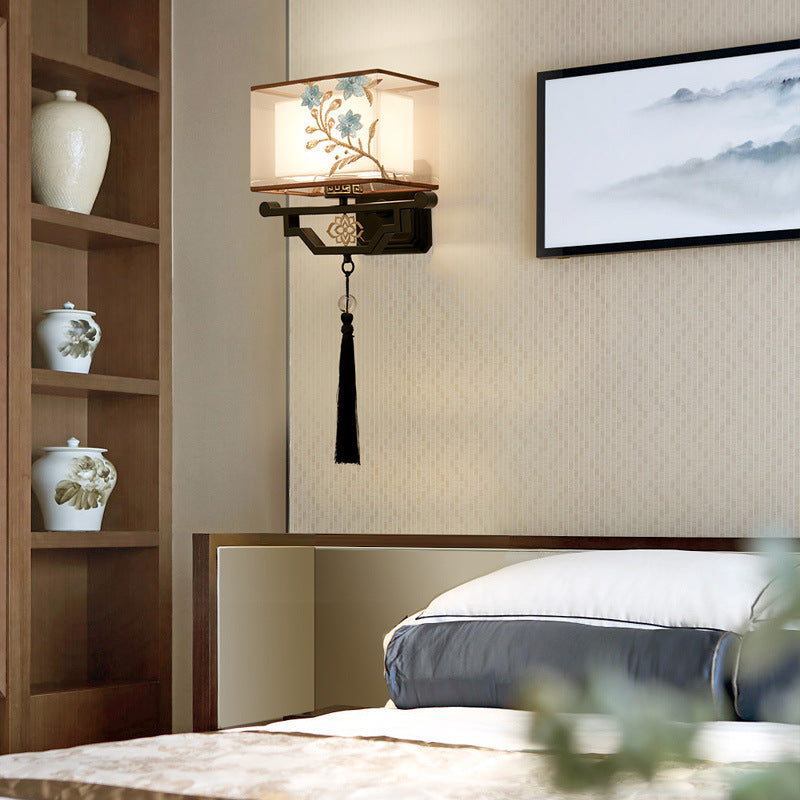 Classical Embroidered Iron Fabric Wall Lamp
