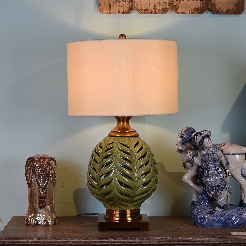 Hollowed Out Leaves Vase Table Lamp