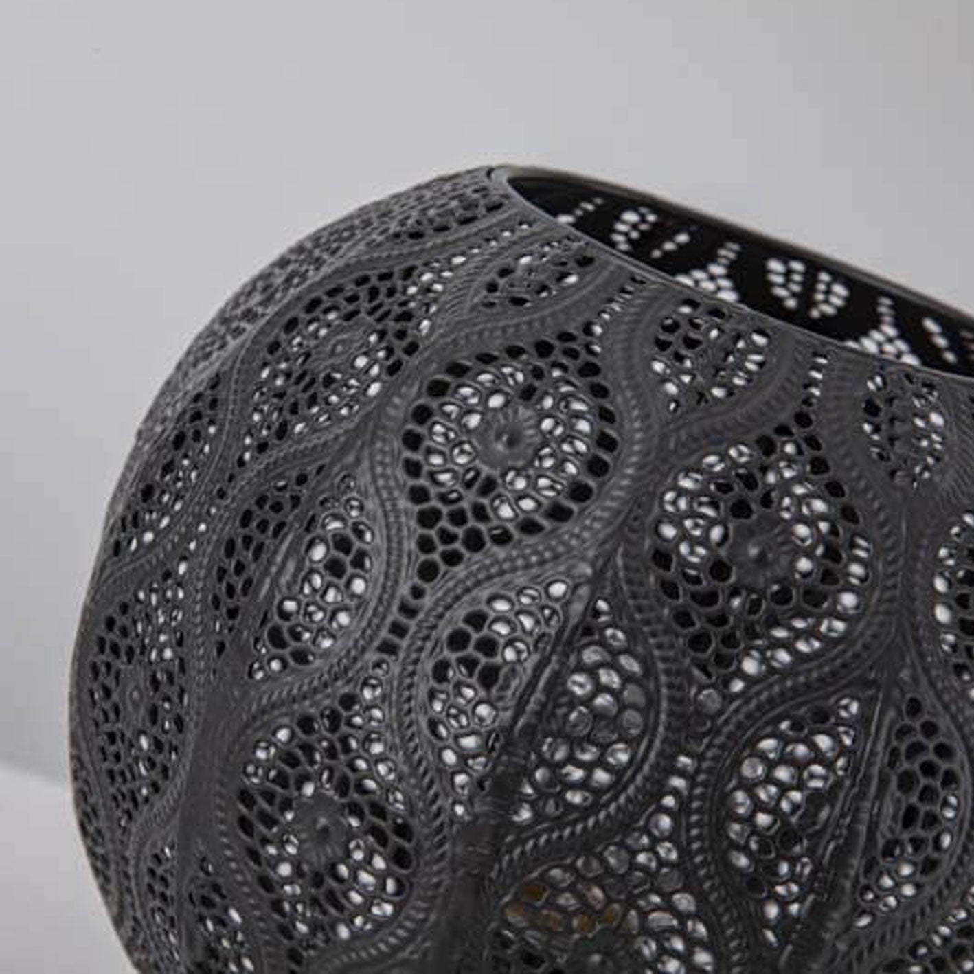 Spherical Metal Projection Decorative Table Lamp
