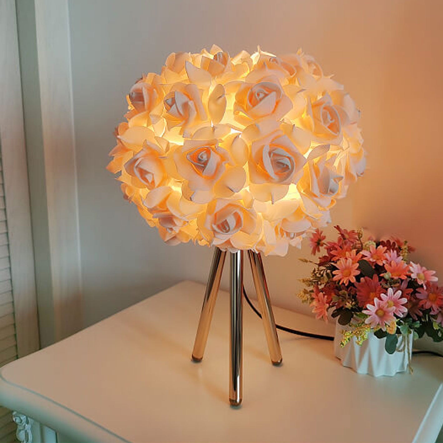 Rose Metal Table Lamp