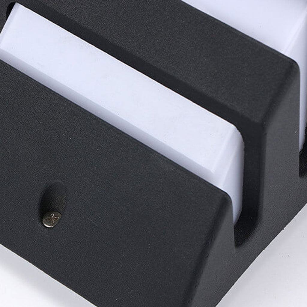 Curved Geometric Outdoor Light