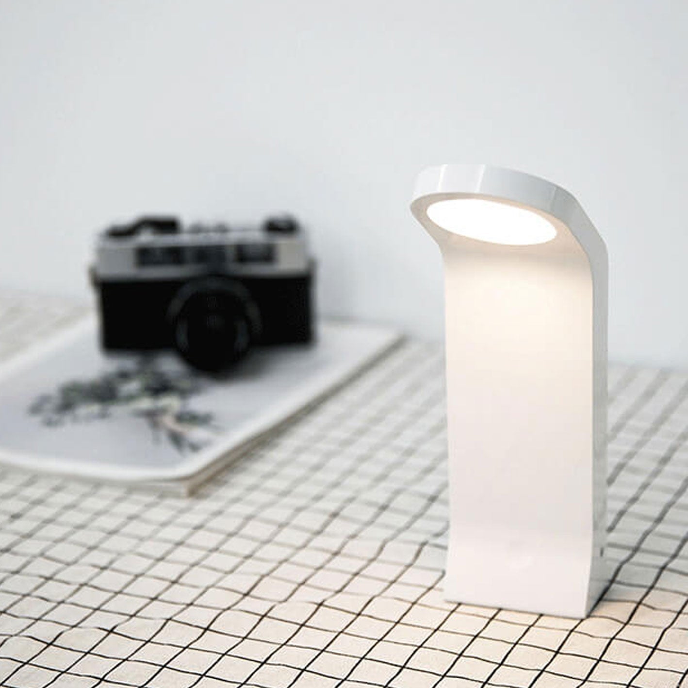Curved Shape Induction Charging Table Lamp