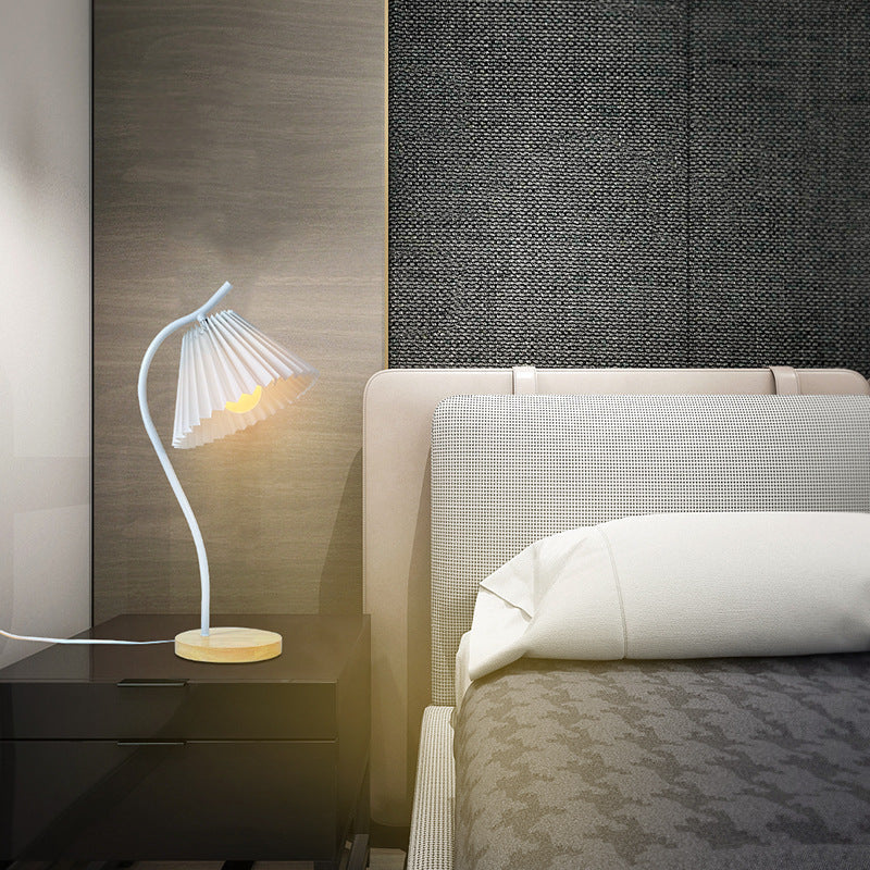 Long Pole Round Pleated Table Lamp