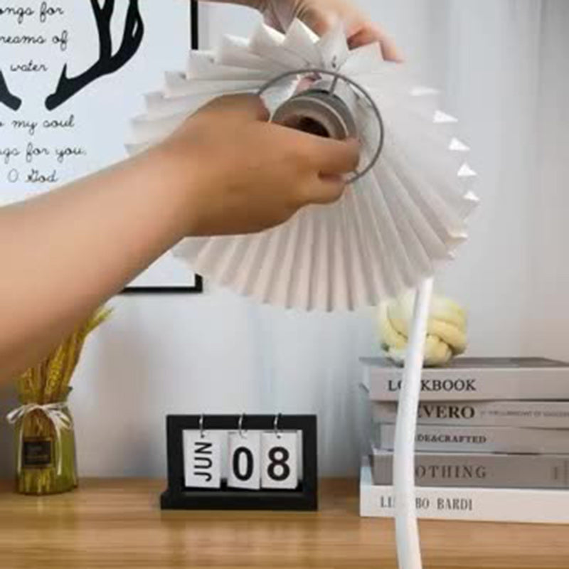 Long Pole Round Pleated Table Lamp