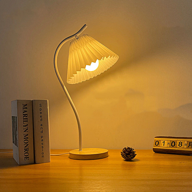Long Pole Round Pleated Table Lamp