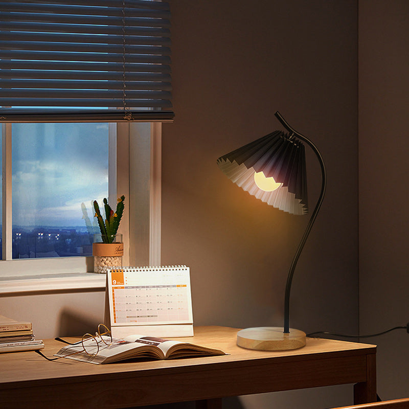 Long Pole Round Pleated Table Lamp