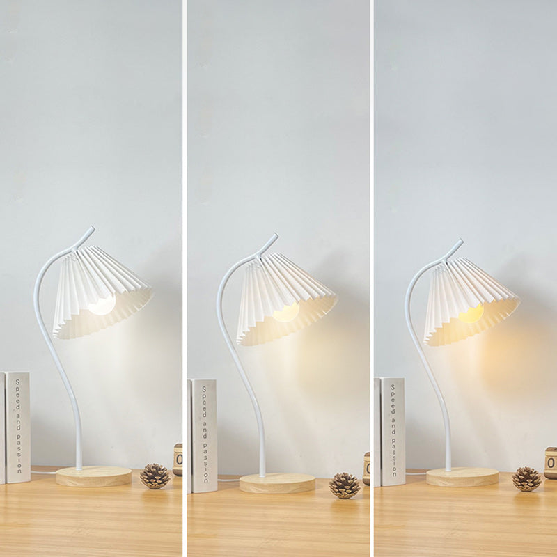 Long Pole Round Pleated Table Lamp