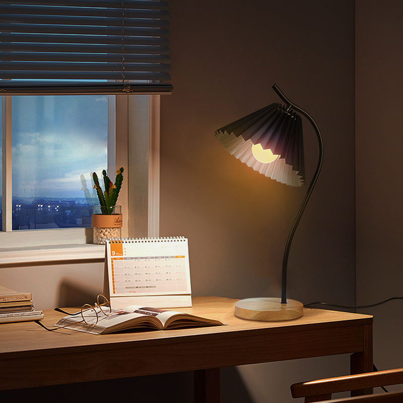 Long Pole Round Pleated Table Lamp