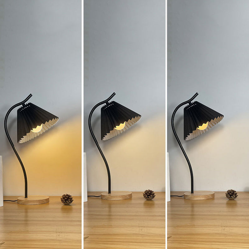 Long Pole Round Pleated Table Lamp