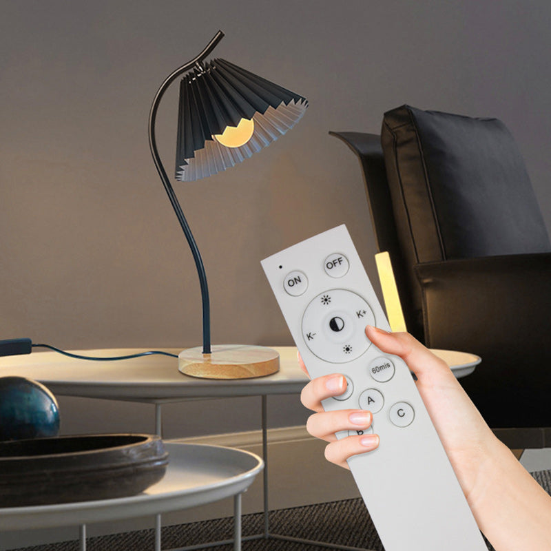 Long Pole Round Pleated Table Lamp