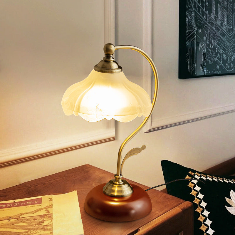 Curved Pole Flower Hardware Table Lamp