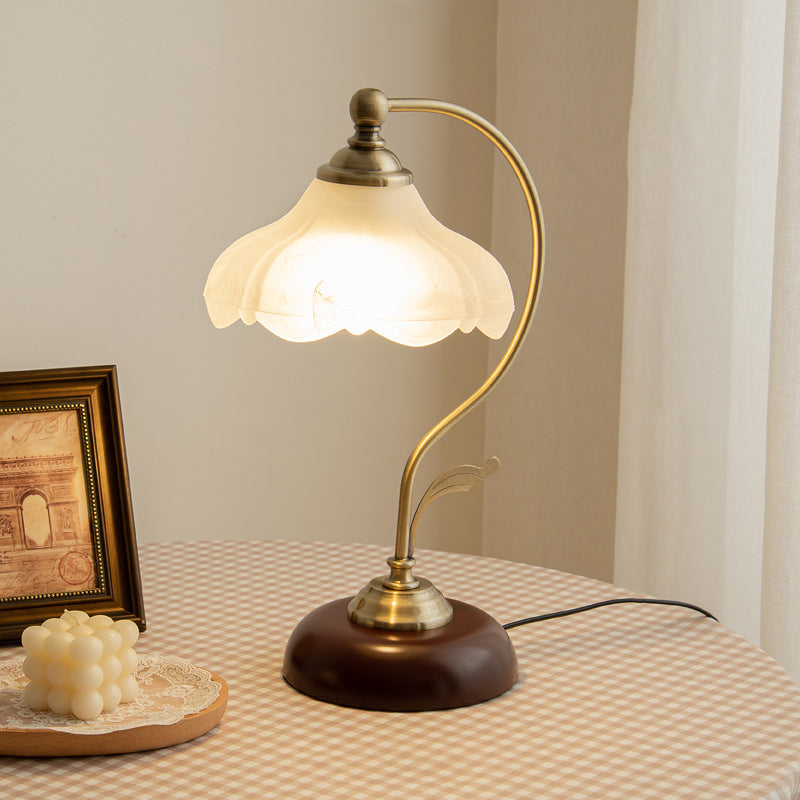 Curved Pole Flower Hardware Table Lamp