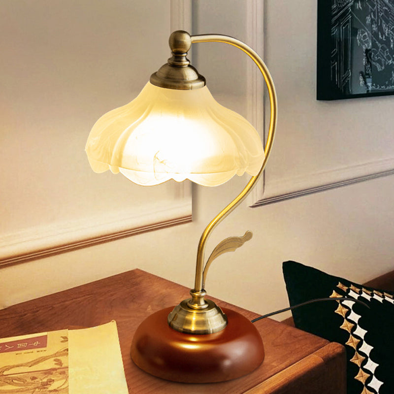 Curved Pole Flower Hardware Table Lamp