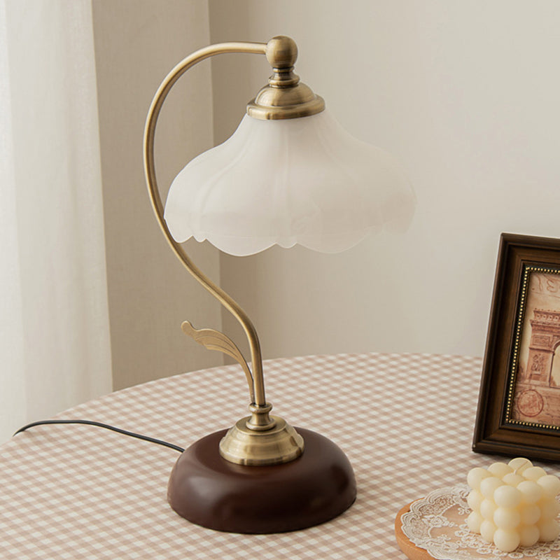 Curved Pole Flower Hardware Table Lamp