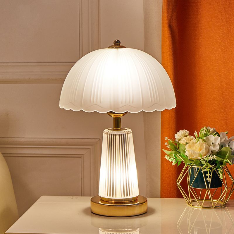 Round Petal Shape Iron Table Lamp
