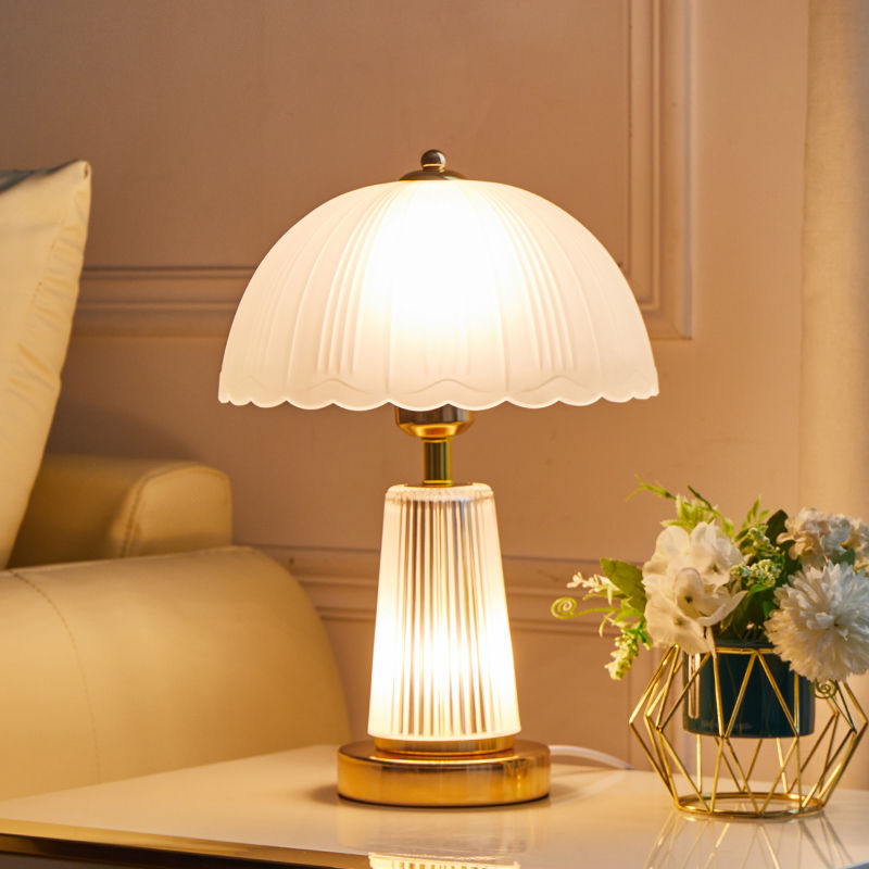 Round Petal Shape Iron Table Lamp
