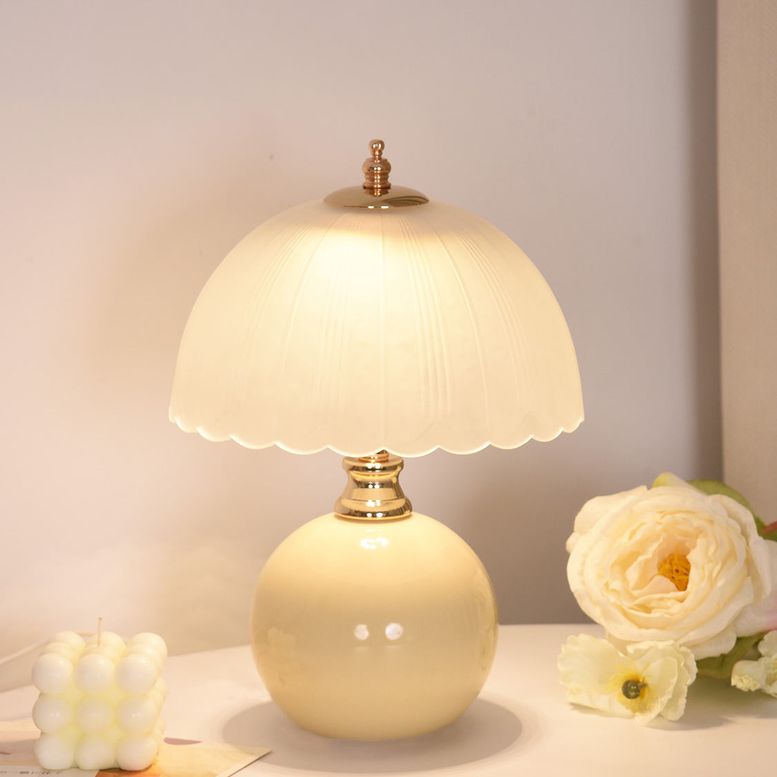 Half Dome Flower Globe Table Lamp