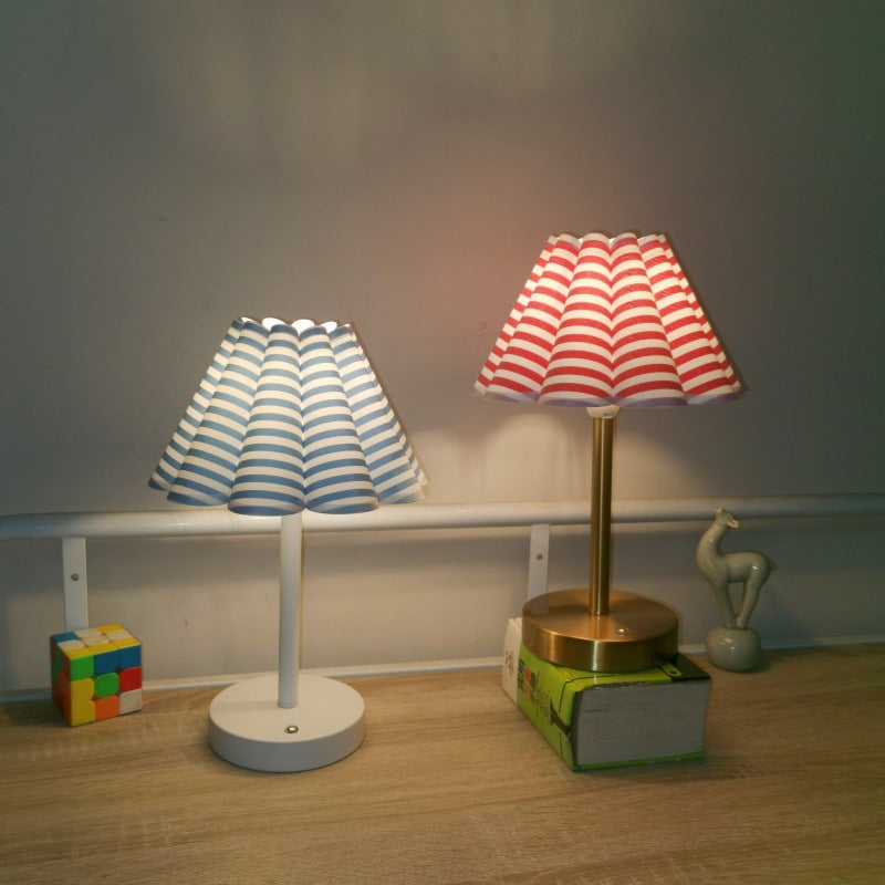 Round Petal Shaped Stem Table Lamp