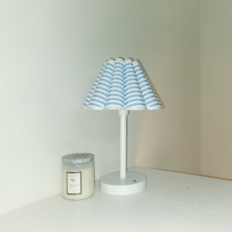 Round Petal Shaped Stem Table Lamp