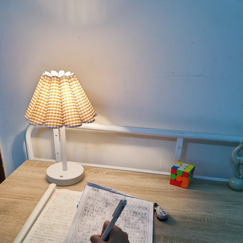 Round Petal Shaped Stem Table Lamp
