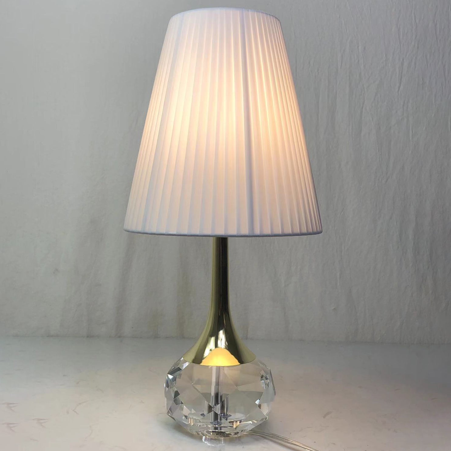 Bottle Round Pleated Hardware Table Lamp