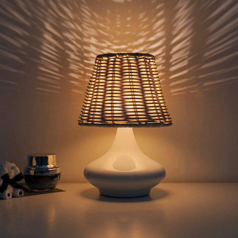 Rattan Weaving Iron Vase Table Lamp