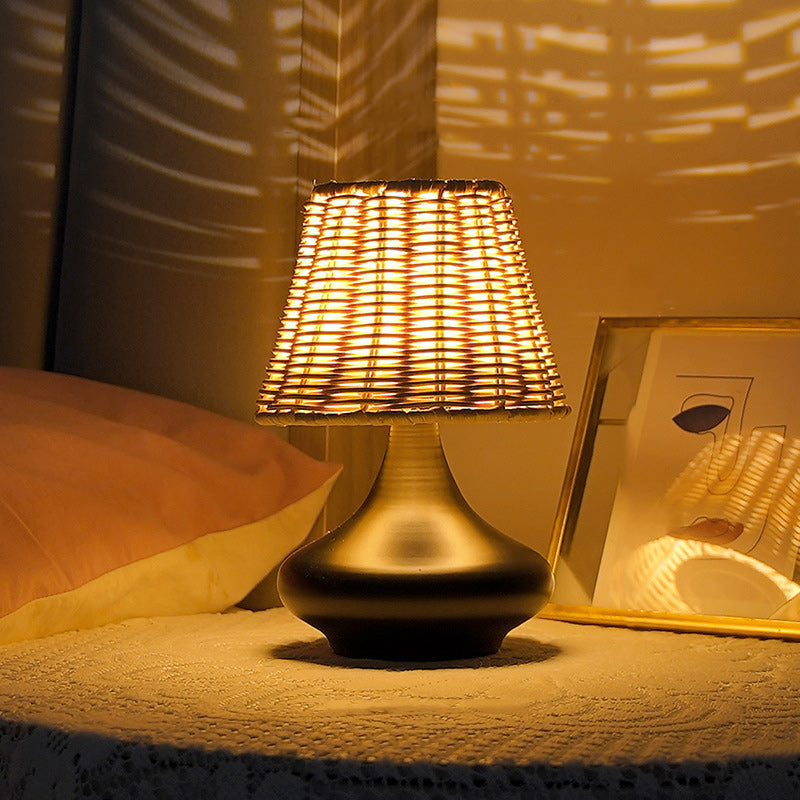 Rattan Weaving Iron Vase Table Lamp