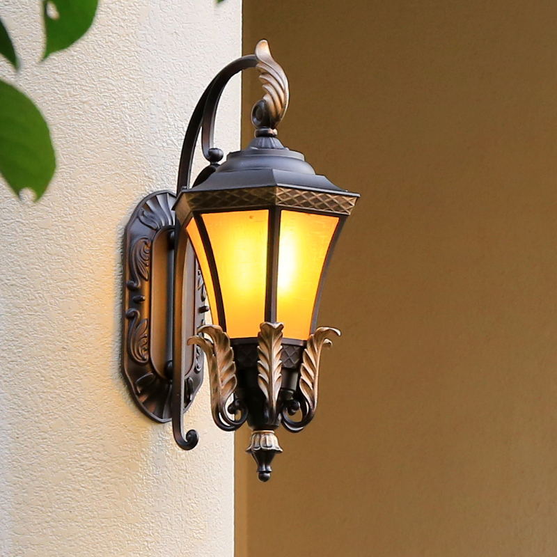 Leaf Round Curve Glass Outdoor Light