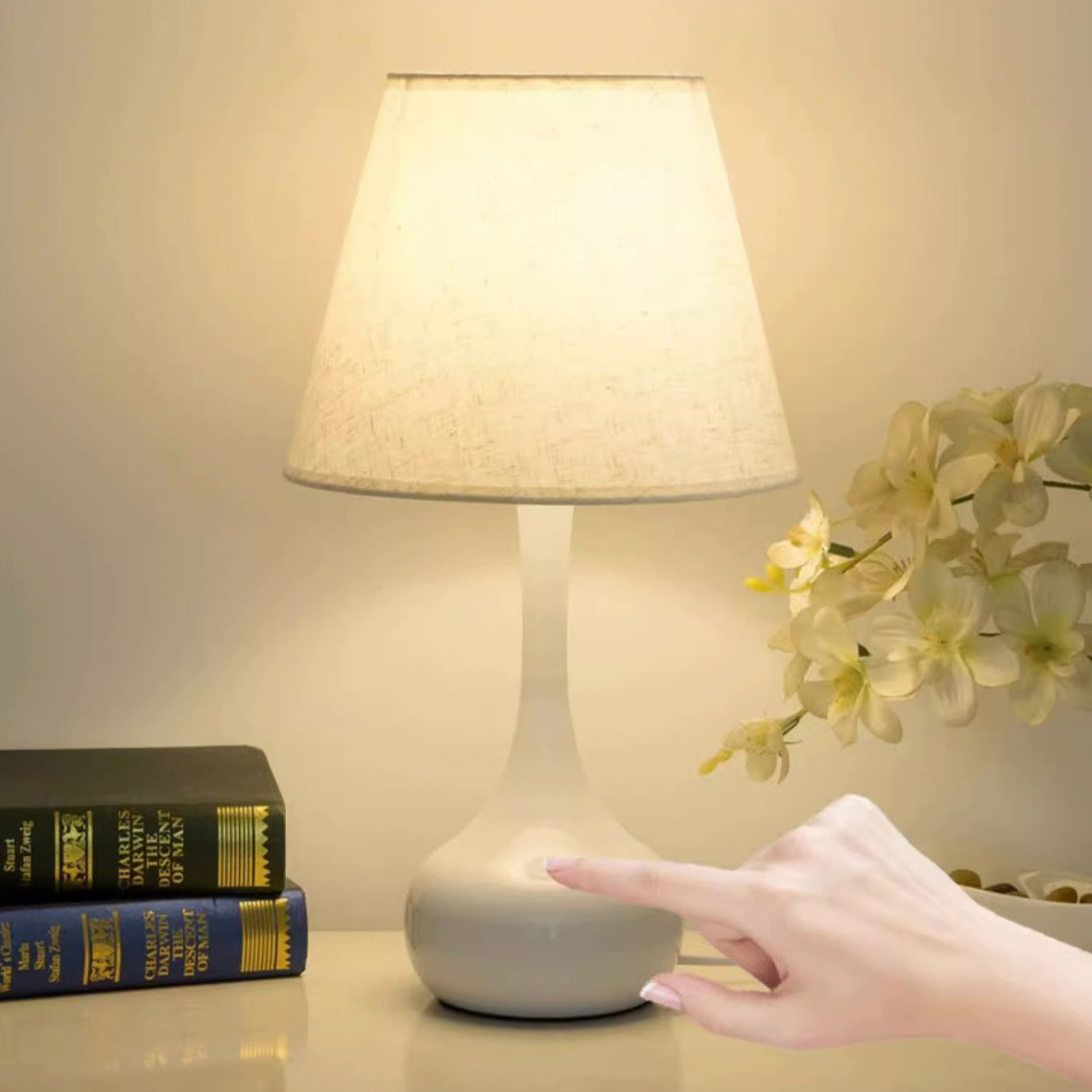Round Teardrop Shape Scalloped Table Lamp