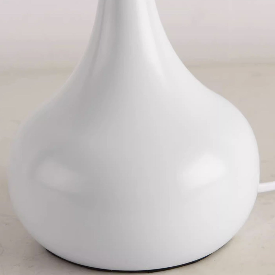 Round Teardrop Shape Scalloped Table Lamp
