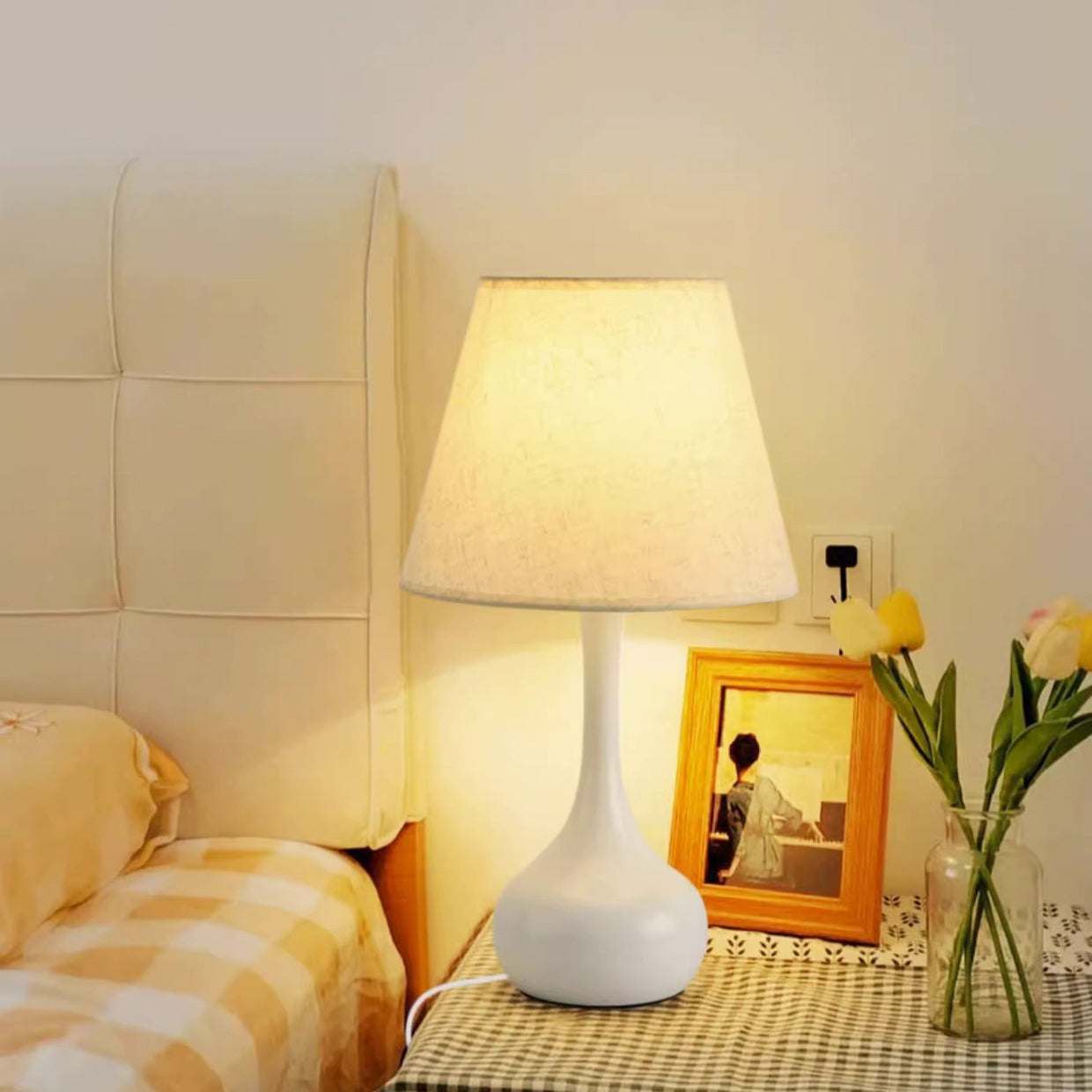 Round Teardrop Shape Scalloped Table Lamp