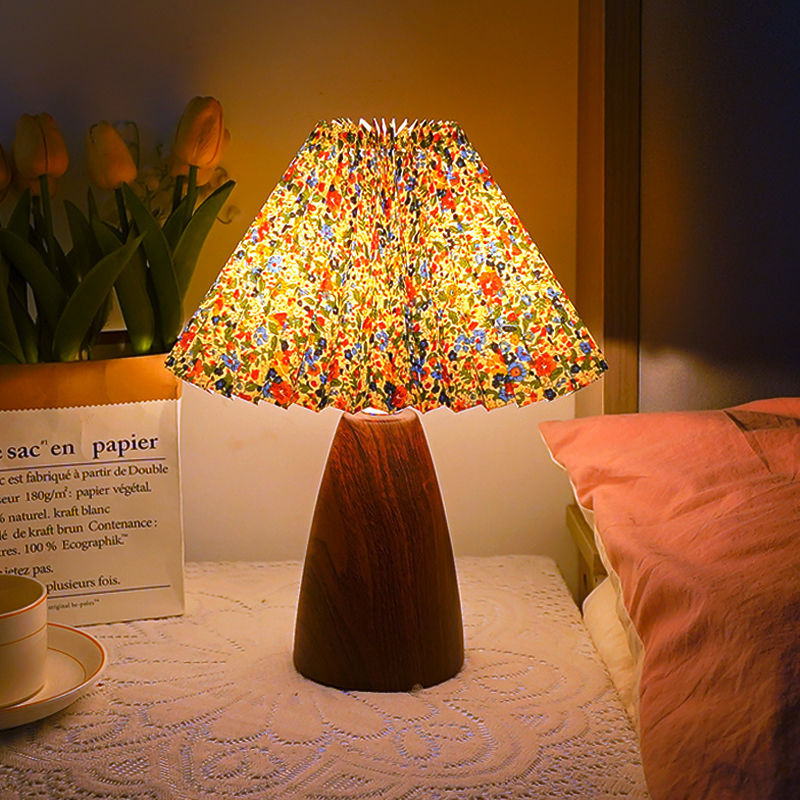 Scalloped Pleated Cone Fabric Table Lamp