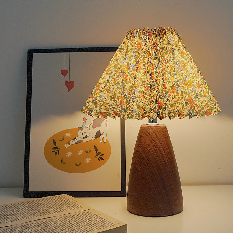 Scalloped Pleated Cone Fabric Table Lamp