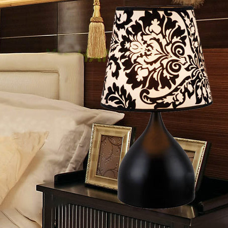 Hardware Fabric Cylinder Flower Table Lamp