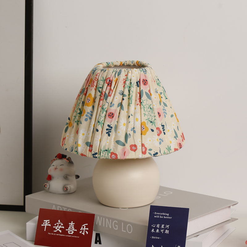 Pastoral Floral Pattern Fabric Table Lamp